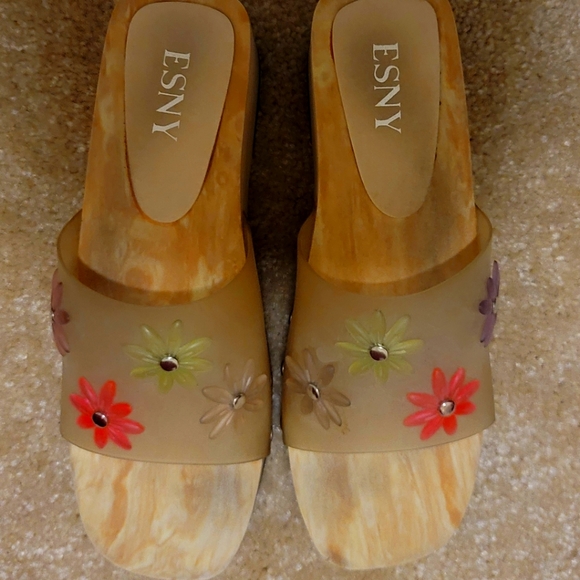 Super cute sandels - Picture 1 of 2